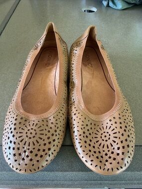 Vionic Robyn Ballet Flats Women’s Size 7 Tan Perforated Leather Comfort Shoes